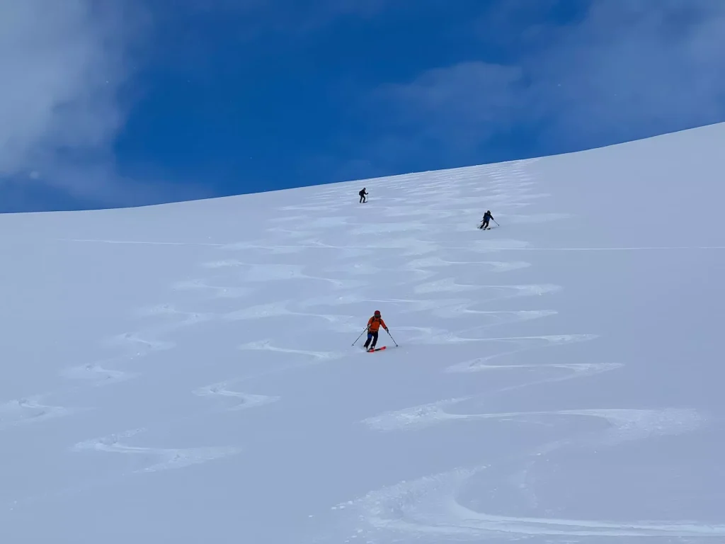 Erste Kurven im Neuschnee