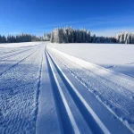 Paesaggio invernale e piste per sciatori