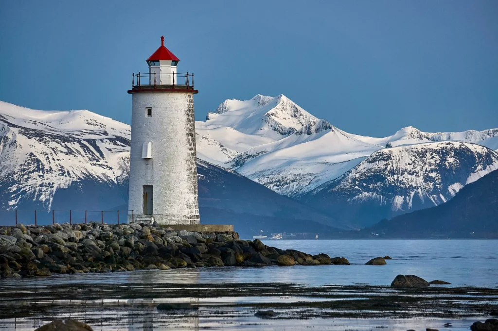 Leuchtturm Høgstein mit Blick auf die Sunnmøre-Alpen, Godøy, Norwegen