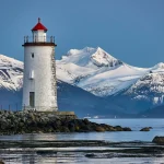 Leuchtturm Høgstein mit Blick auf die Sunnmøre-Alpen, Godøy, Norwegen
