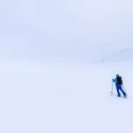 Mann auf Langlaufskiern in den Bergen bei Hovringen im Rondane-Nationalpark, Norwegen