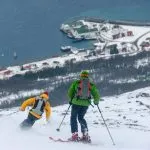 Skifahrer in den Lyngen Alps am Polarkreis