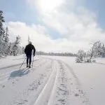 Uomo che pratica lo sci di fondo in Norvegia