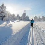 Donna in skislope, inverno in Norvegia