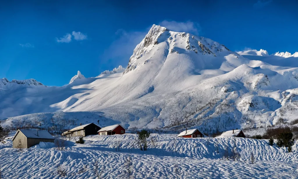 Der herrliche Hjørundfjord zwischen den Sunnmøre-Alpen, Møre og Romsdal, Norwegen.